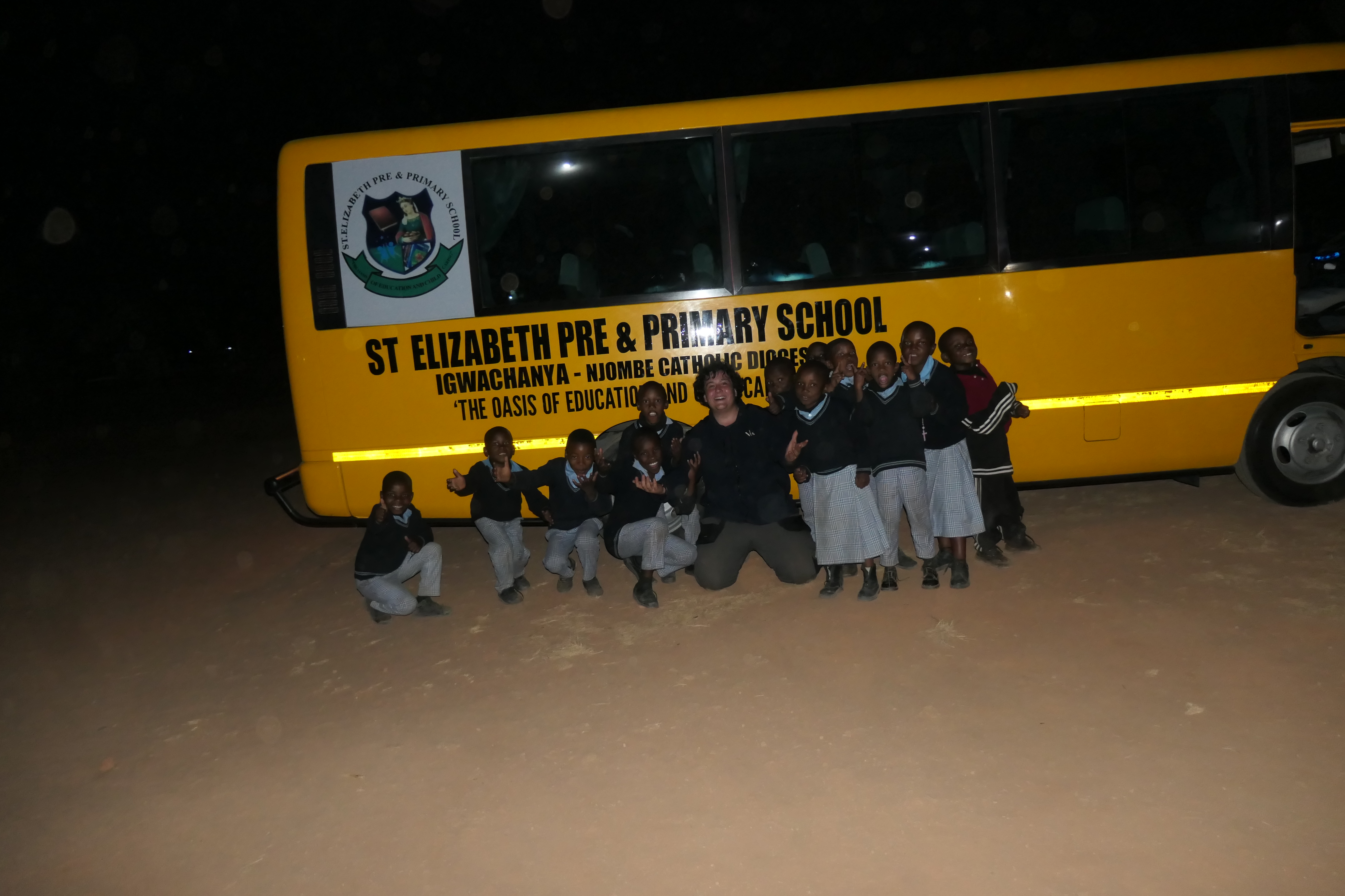 Después: Autobús escolar amarillo con vinilos