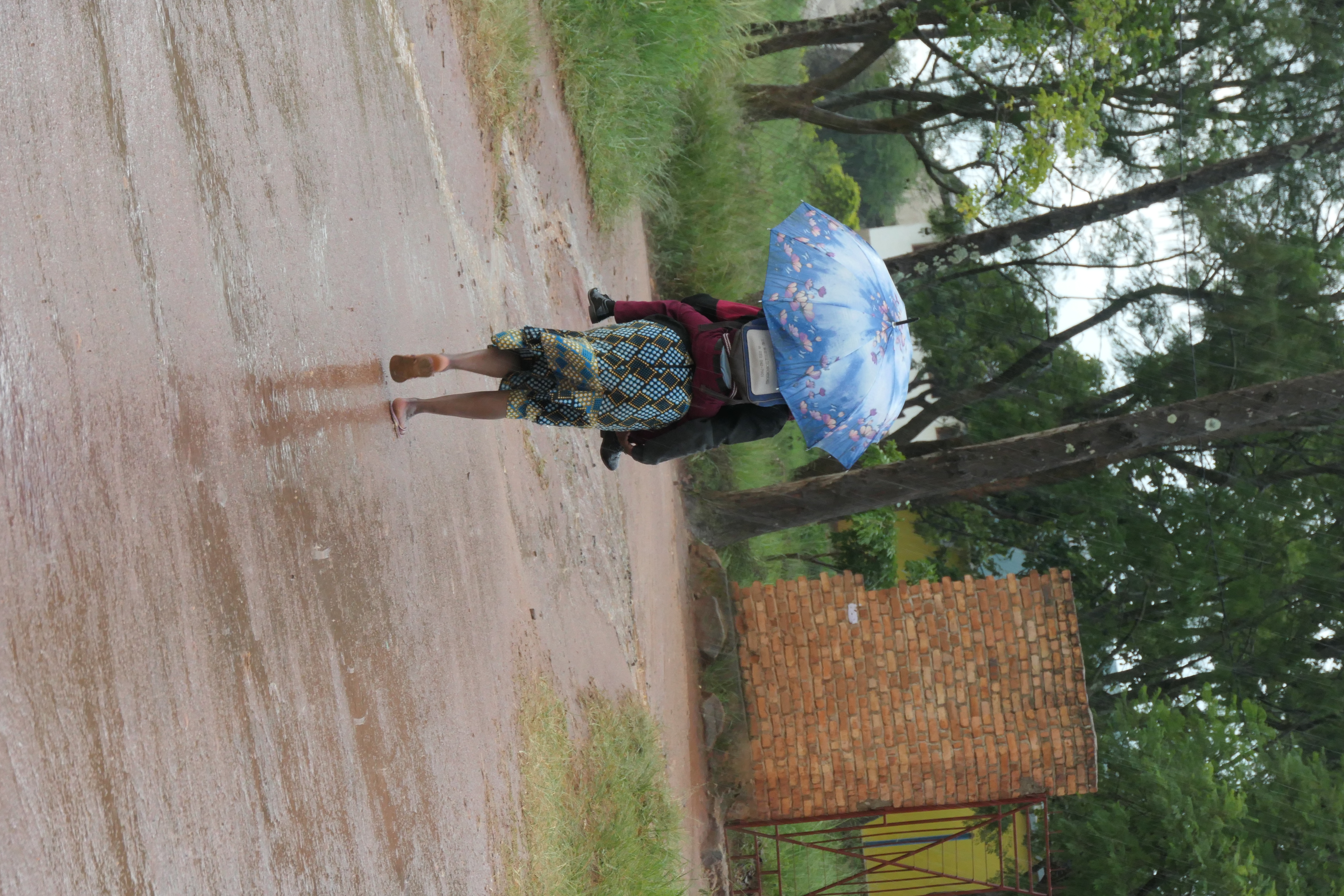 Niños en moto bajo la lluvia